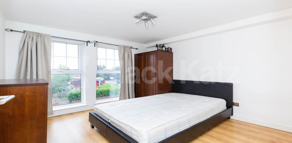 			SPACIOUS 3 BED MINS TO TUBE!, 3 Bedroom, 1 bath, 1 reception Flat			 Criterion Mews, ARCHWAY 